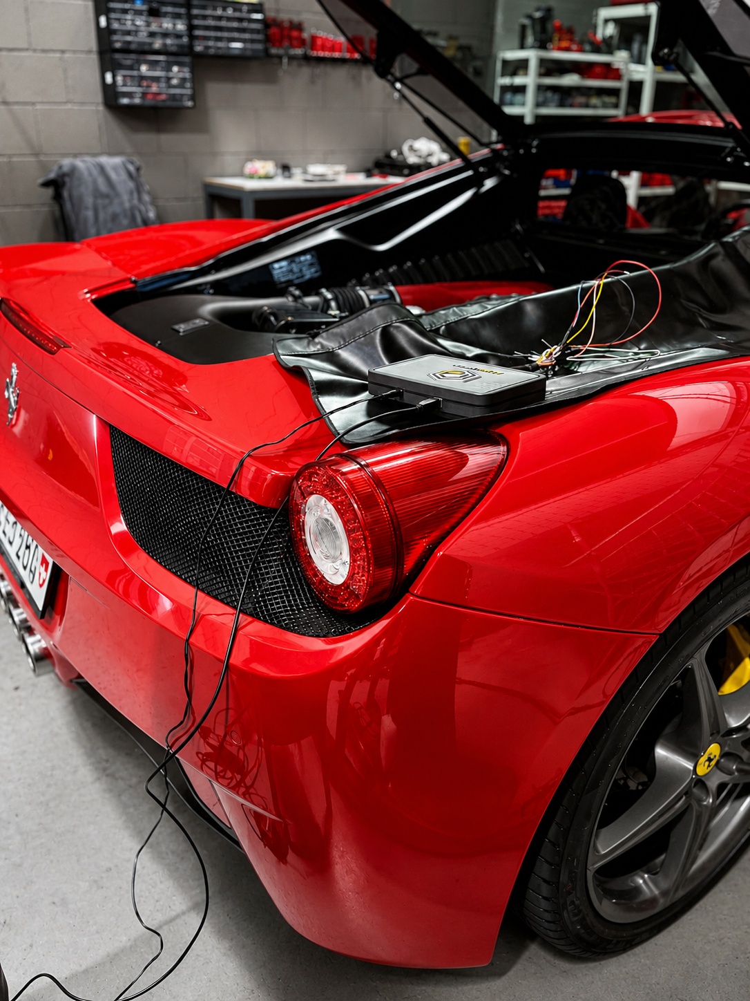 Ferrari 458 mit angeschlossenem ECU-Datei-Entwicklungstool
